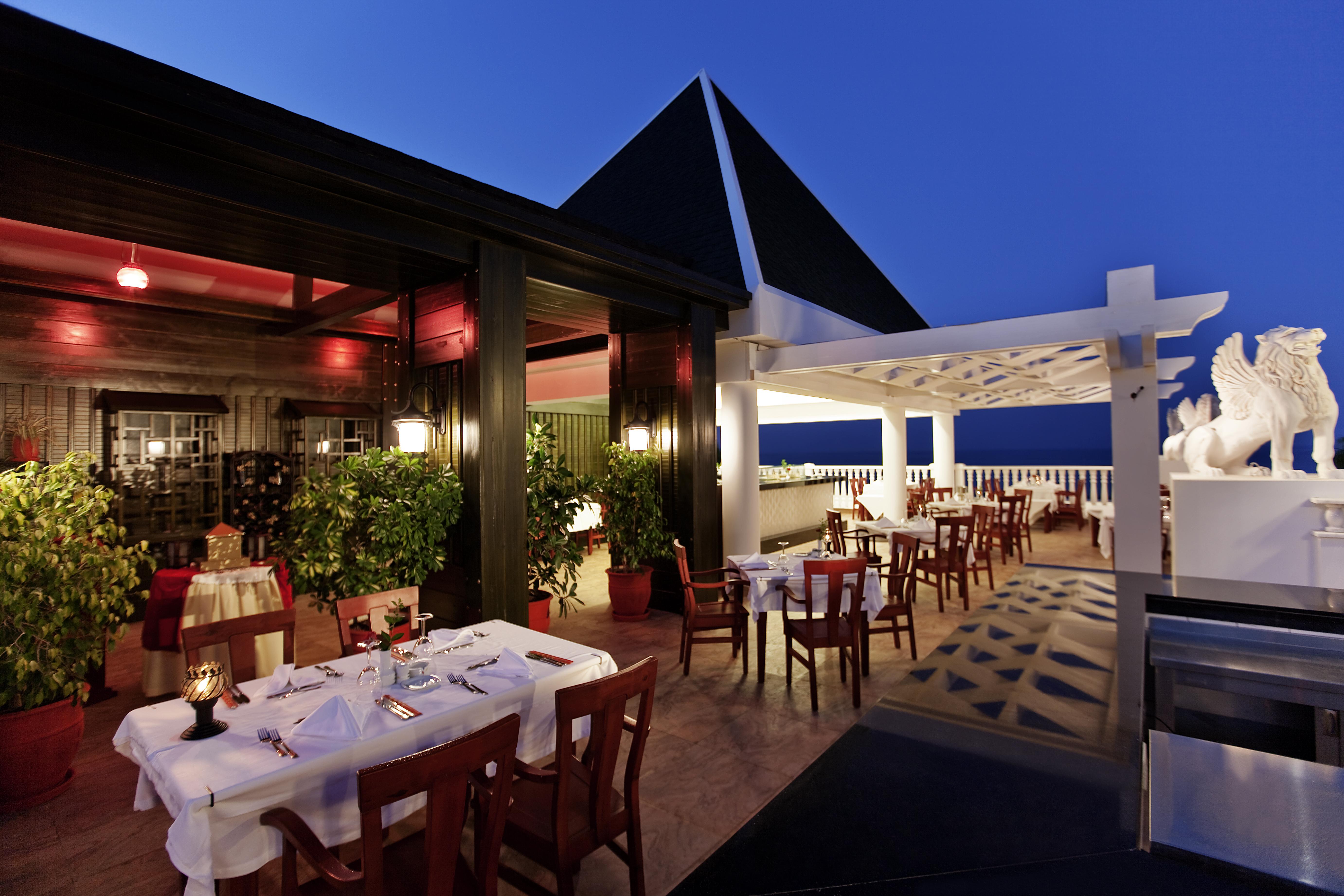 Sentido Kamelya Fulya Hotel & Aqua Colakli Exterior foto The restaurant at the top of the hotel