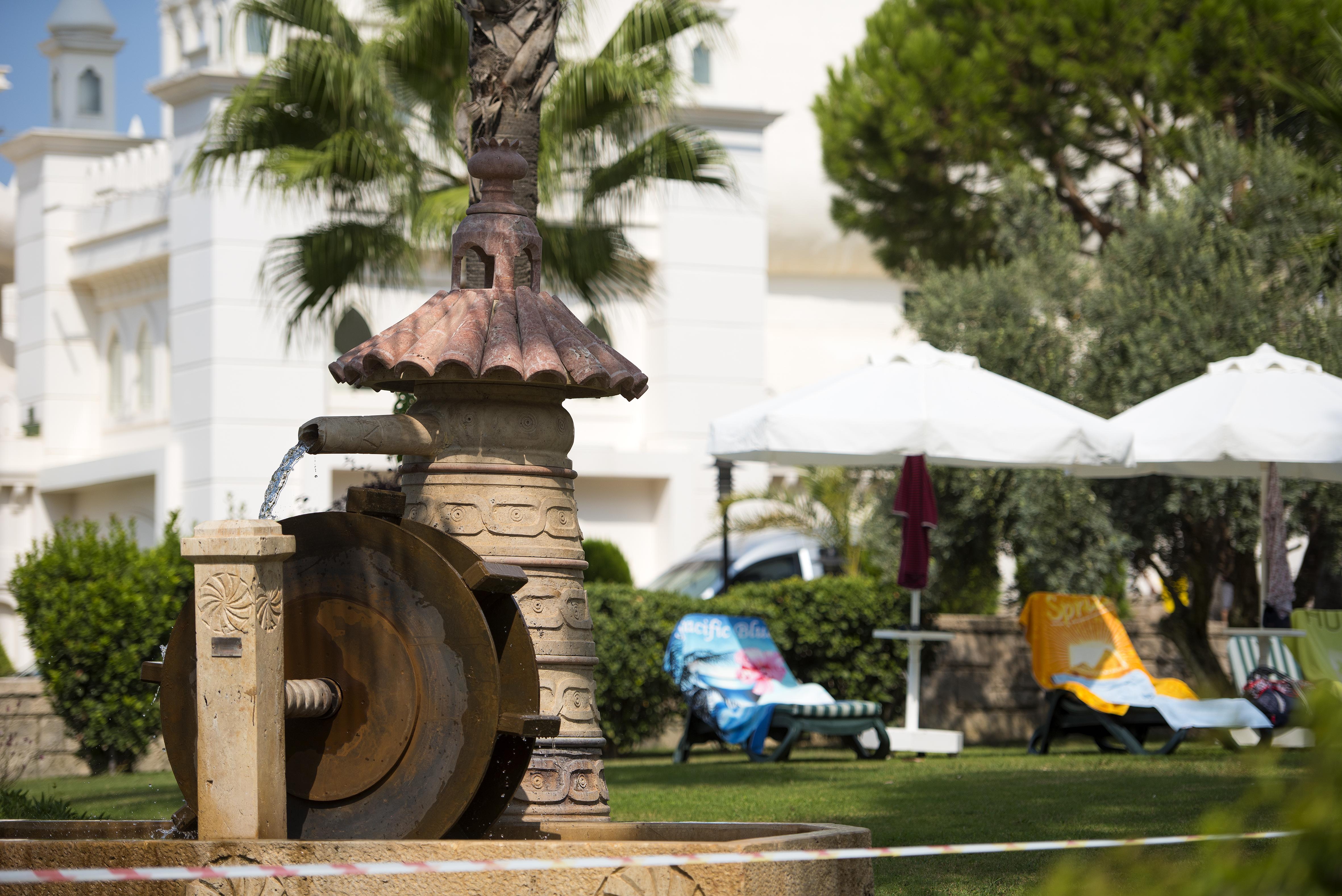 Sentido Kamelya Fulya Hotel & Aqua Colakli Exterior foto Fountain in the garden of the hotel